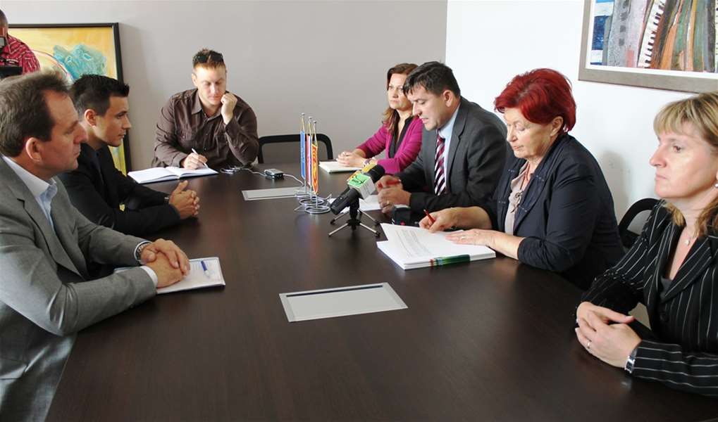 potpisivanje ugovora1.JPG