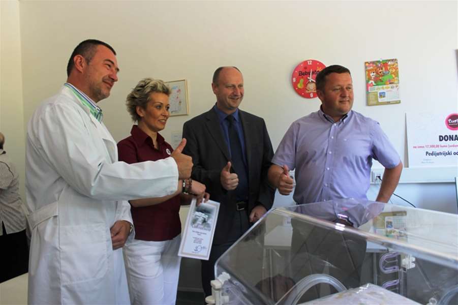Donacija inkubatora OB Zabok(1).JPG