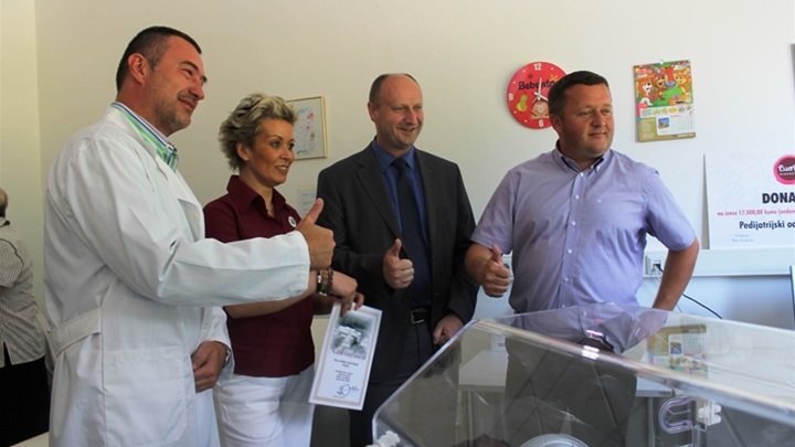 Donacija inkubatora OB Zabok(1).JPG