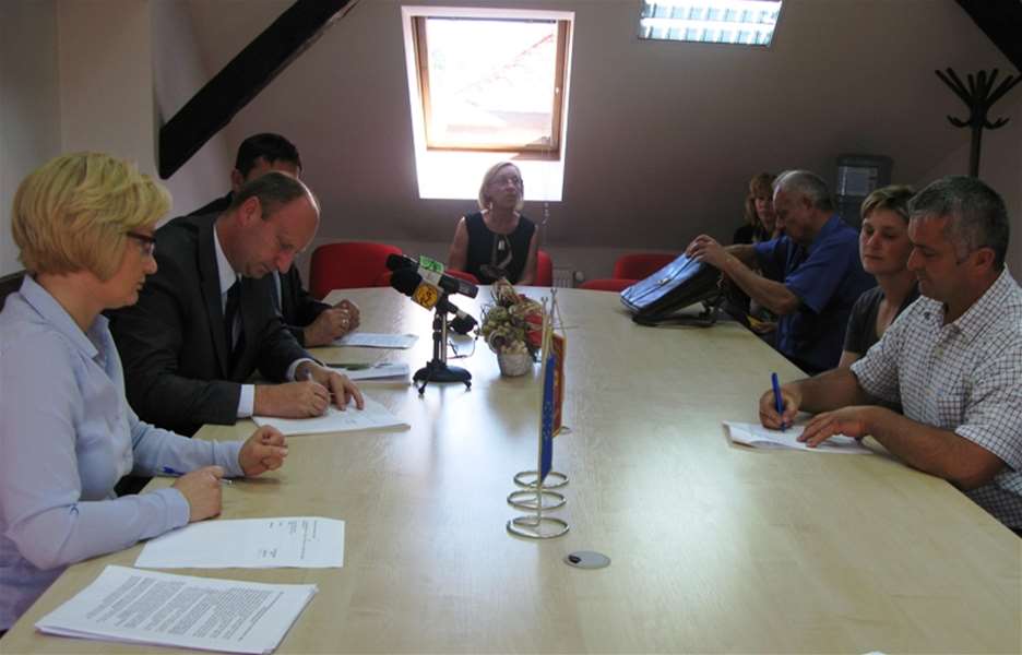 Potpisivanje ugovora potpore.JPG