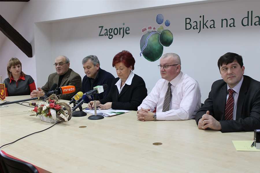 Potpisivanje ugovora.jpg