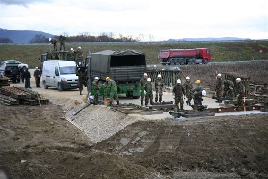 Postavljanje mosta u Mokricama 2.jpg