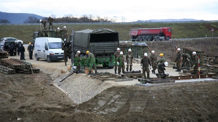 Postavljanje mosta u Mokricama 2.jpg