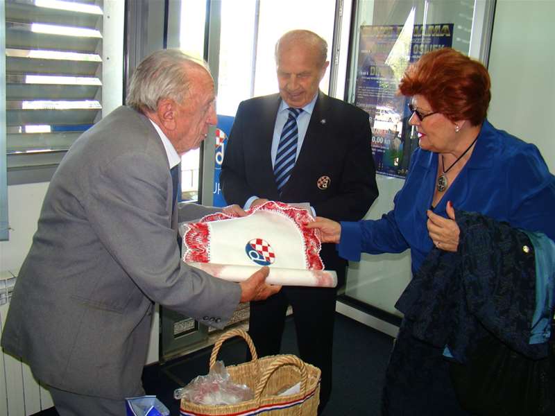 Gezin dar predsjedniku Barišicu.JPG