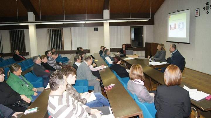 tribina slika - za zagorski.jpg