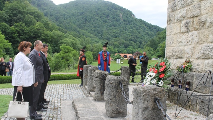 Polaganje vijenaca Županijska delegacija.JPG