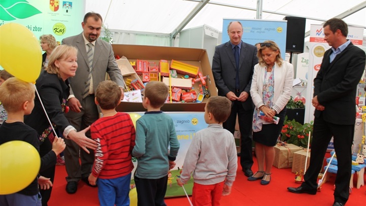 Uručenje drvenih igračaka.JPG