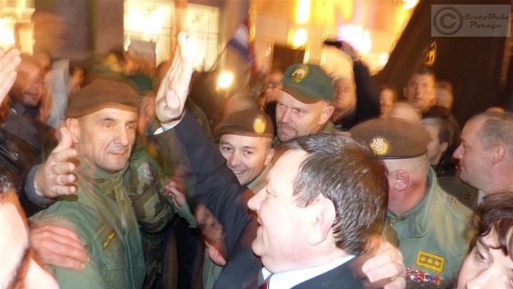 General Markač među svojim suborcima na Trgu Bana Josipa Jelačića.jpg