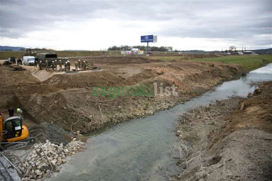 Postavljanje mosta u Mokricama.jpg