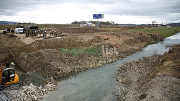 Postavljanje mosta u Mokricama.jpg