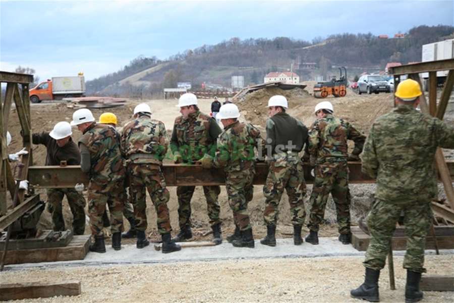 Postavljanje mosta u Mokricama 1.jpg