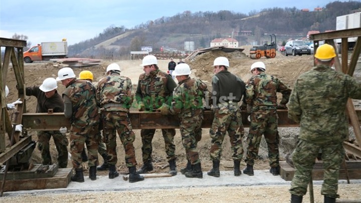 Postavljanje mosta u Mokricama 1.jpg