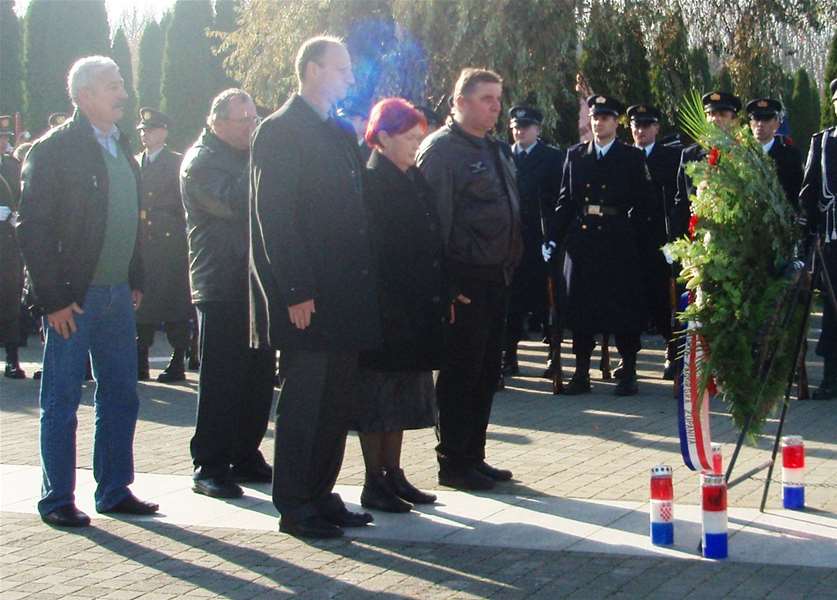 polaganje vijenaca.JPG