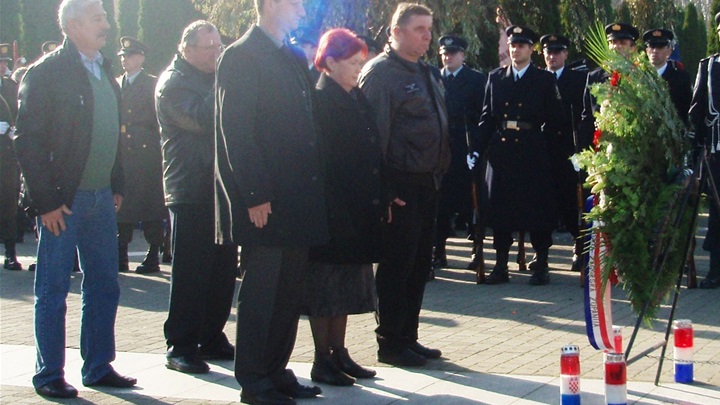 polaganje vijenaca.JPG