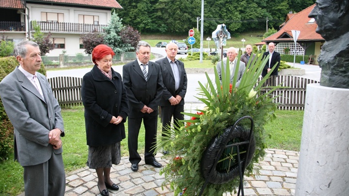 tuđman,polaganje vjenaca.jpg