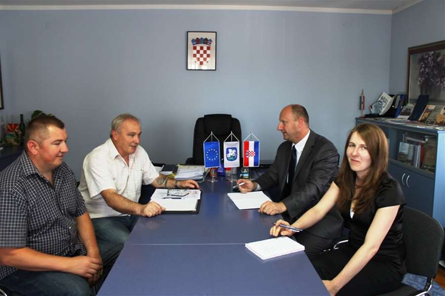 Radni sastanak u Općini Desinić.JPG