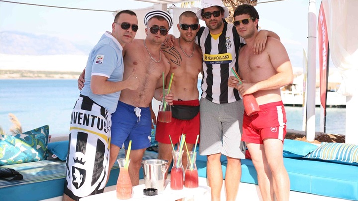 avedran corluka s prijateljima.jpg