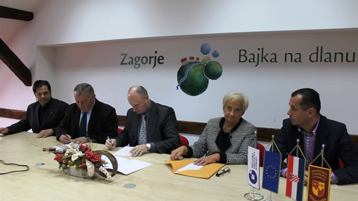 Potpisivanje ugovora.JPG