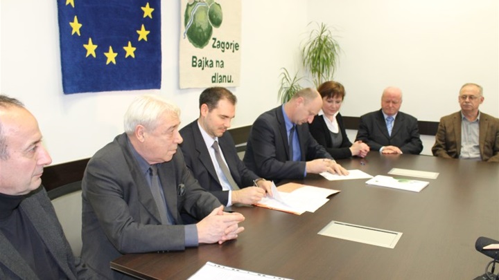 Potpisivanje ugovora (800 x 533).jpg