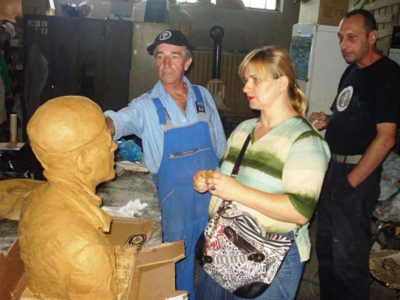 željko pavić spomen bista.jpg