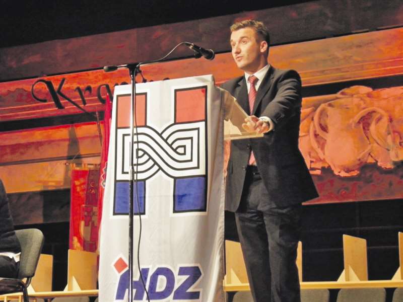 žarko tušek na govornici.jpg