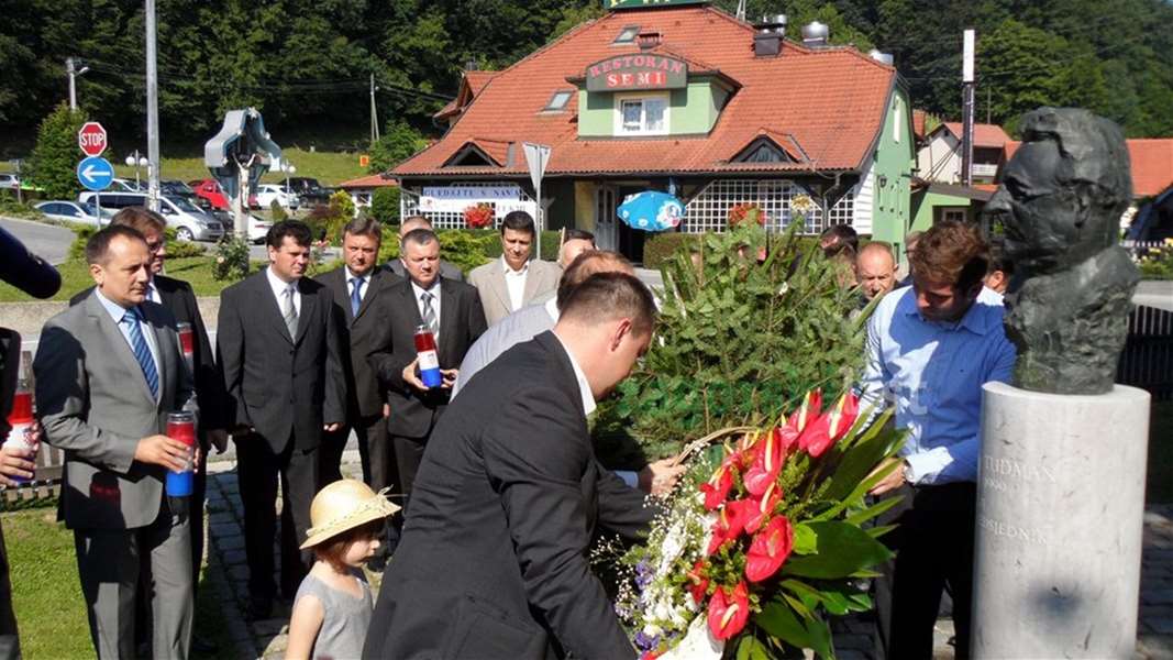 zagorje_obljetnica_hdz_polaganje_vijenca_veliko_trgovisce_tudman_21022012_01.jpg