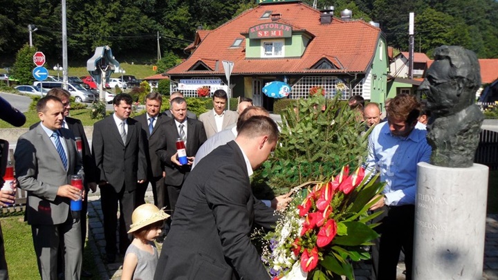 zagorje_obljetnica_hdz_polaganje_vijenca_veliko_trgovisce_tudman_21022012_01.jpg