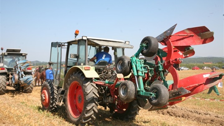 natjecanje u oranju_2012. _zlatar bistrica.jpg