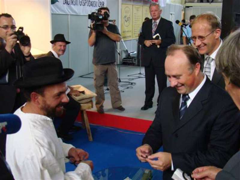 Polančec obilazi izlagače.jpg