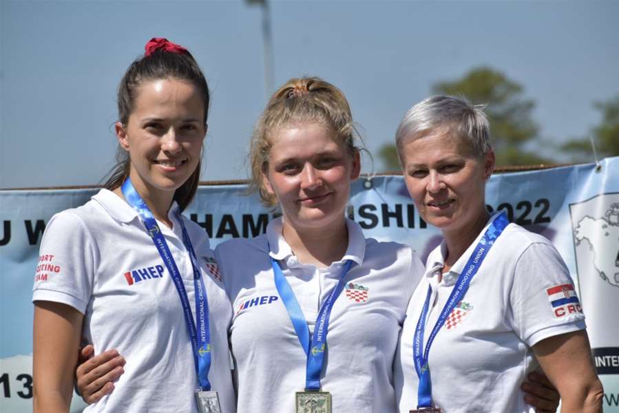 SAMOTREL Valetnina Pereglin, Mihaela Oborovečki i Sanja Komar.jpg