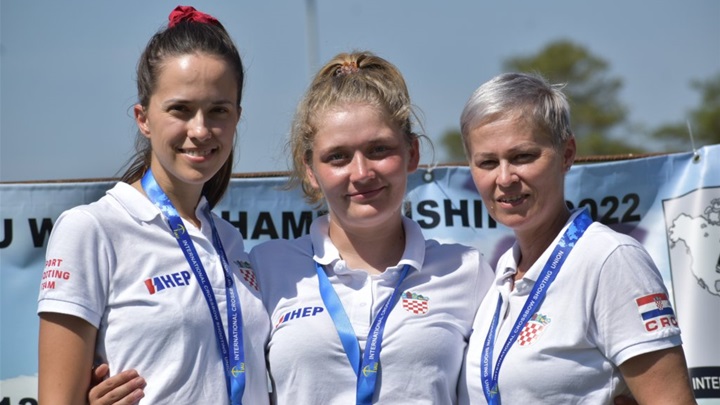 SAMOTREL Valetnina Pereglin, Mihaela Oborovečki i Sanja Komar.jpg