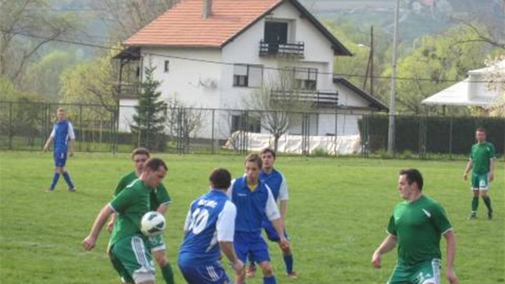 hundić_i_ivanuš_u borbi_za_loptu.JPG