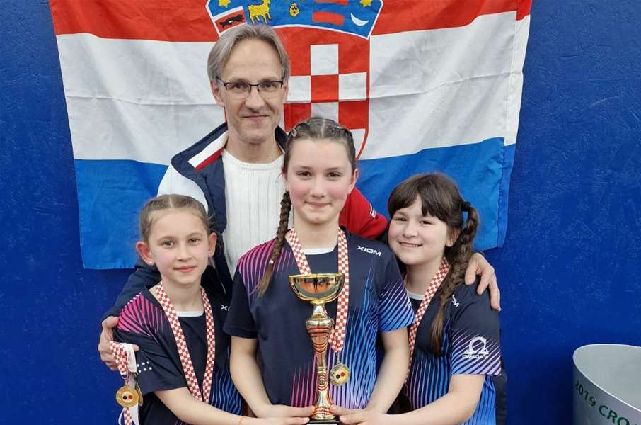 1_ekipa najmlađih kadetkinja sa trenerom.jpeg