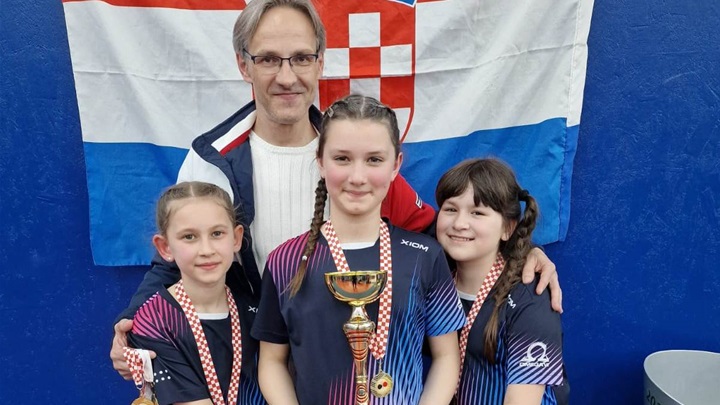 1_ekipa najmlađih kadetkinja sa trenerom.jpeg