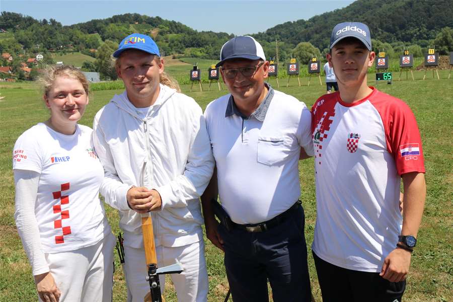 Obitelj Oborovečki i Pavao Hac.JPG