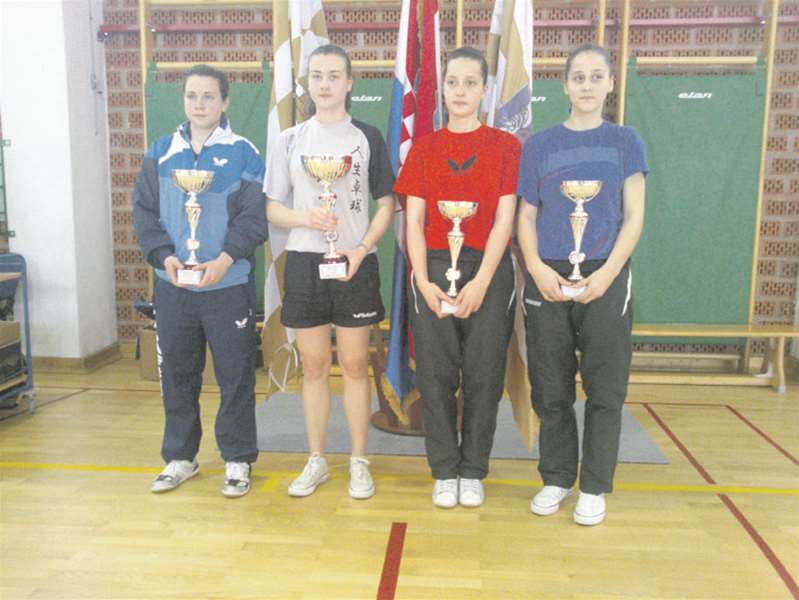 SPORT 30. 4._STOLNI TENIS PH KADETSKO Klara Cakol (sivi dres).JPG