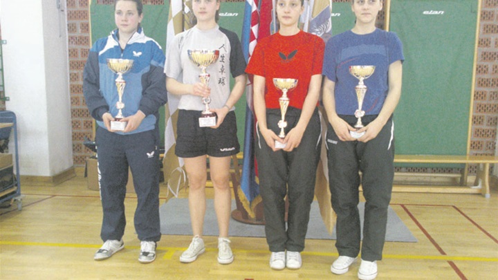 SPORT 30. 4._STOLNI TENIS PH KADETSKO Klara Cakol (sivi dres).JPG