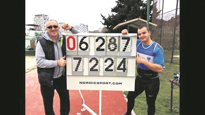 SPORT 8.3._MATIJA GREGURIĆ Matija sa svojim trenerom Anteom Pavkovićem(1).jpg