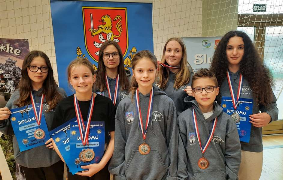 SLUNJ_članovi KBK sa medaljama.jpg