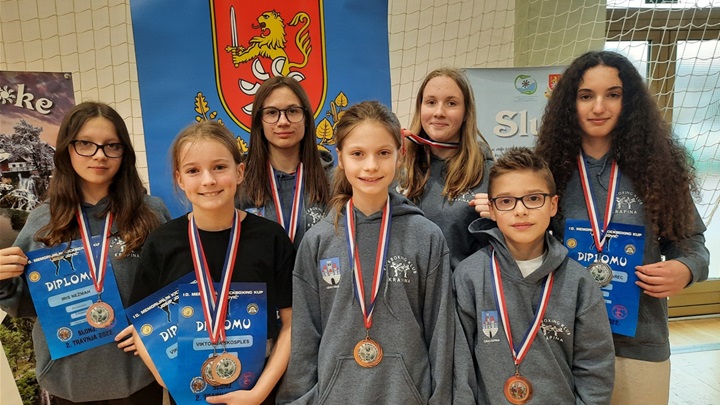 SLUNJ_članovi KBK sa medaljama.jpg