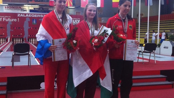 KLARA (PRVA S LIJEVA) NA POBJEDNIČKOM POSTOLJU.jpg