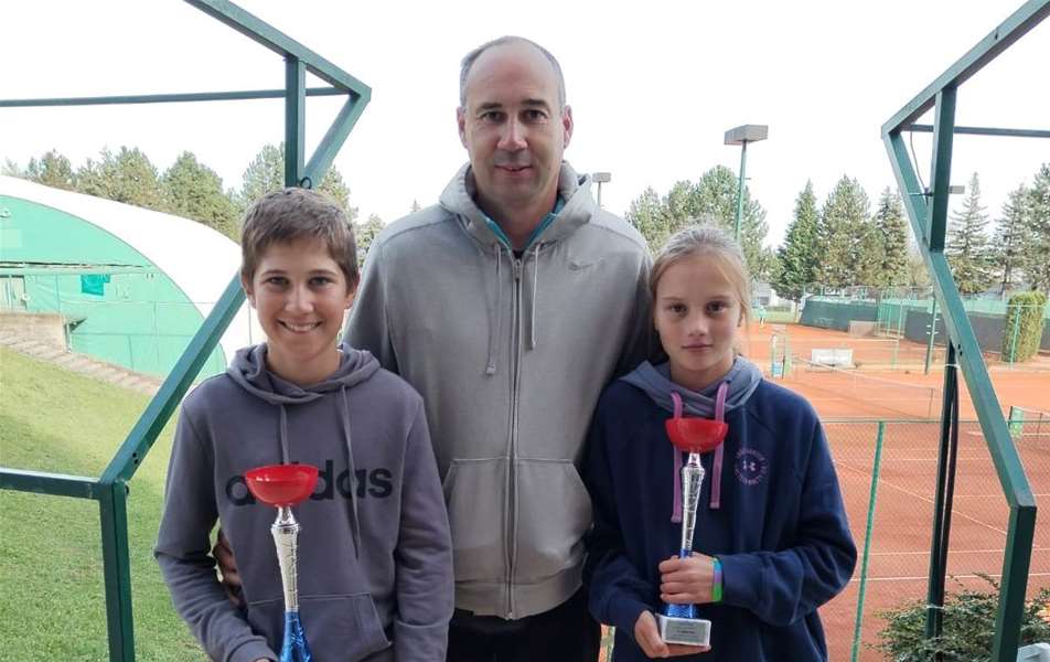 Trener Bruno Šandor s pobjednicima turnira.jpg