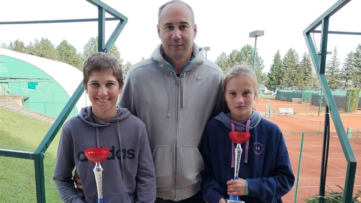 Trener Bruno Šandor s pobjednicima turnira.jpg