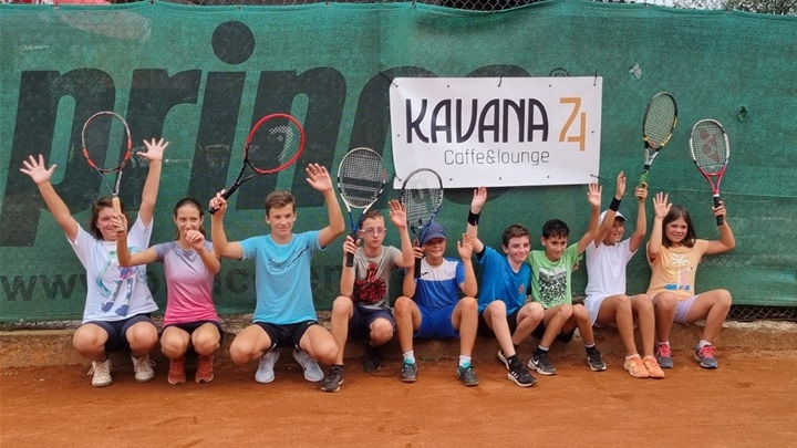 SPORT 30.8._TENIS Veliki broj mladih tenisača na turniru u Oroslavju2.jpg
