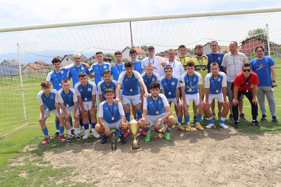 MLADOST JUNIORI NASLOVNA.jpg