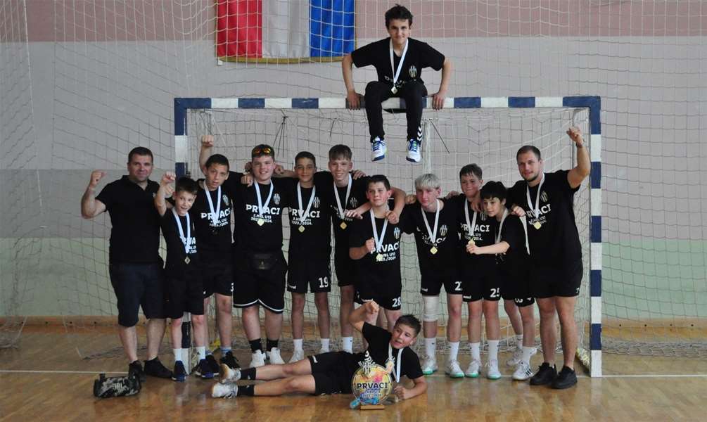SPORT 4.6._RUKOMET MLAĐE KATEGORIJE BEDEKOVČINA SLAVI VELIKI NASLOV2.jpg