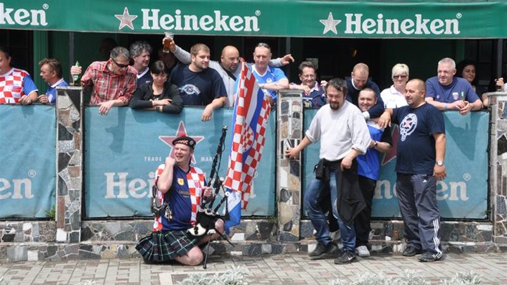 zagorje, tartan-army, navijači, škotska, donja-stubica, caffe-bar-tin, 01.jpg