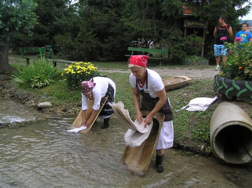 gotali_pralje su pokazale kako se nekada na potoku pralo rublje.JPG