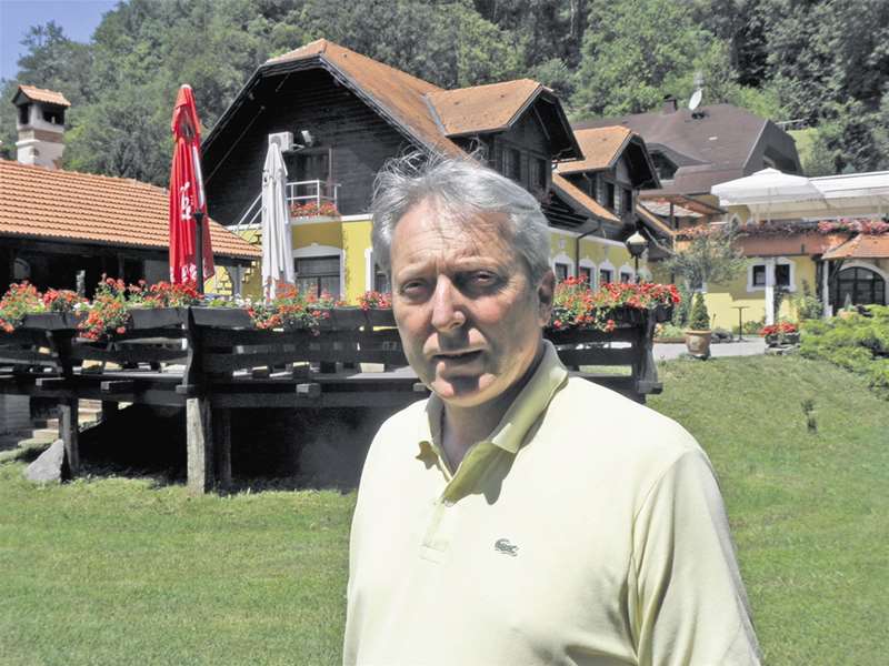 Venteku statua Zlatne ruke s poveljom.JPG