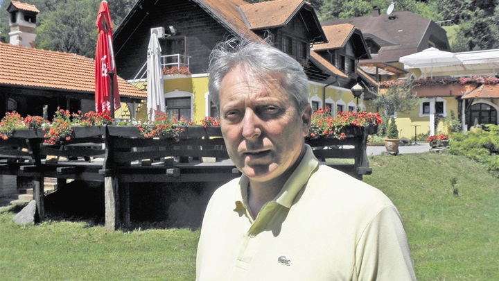 Venteku statua Zlatne ruke s poveljom.JPG